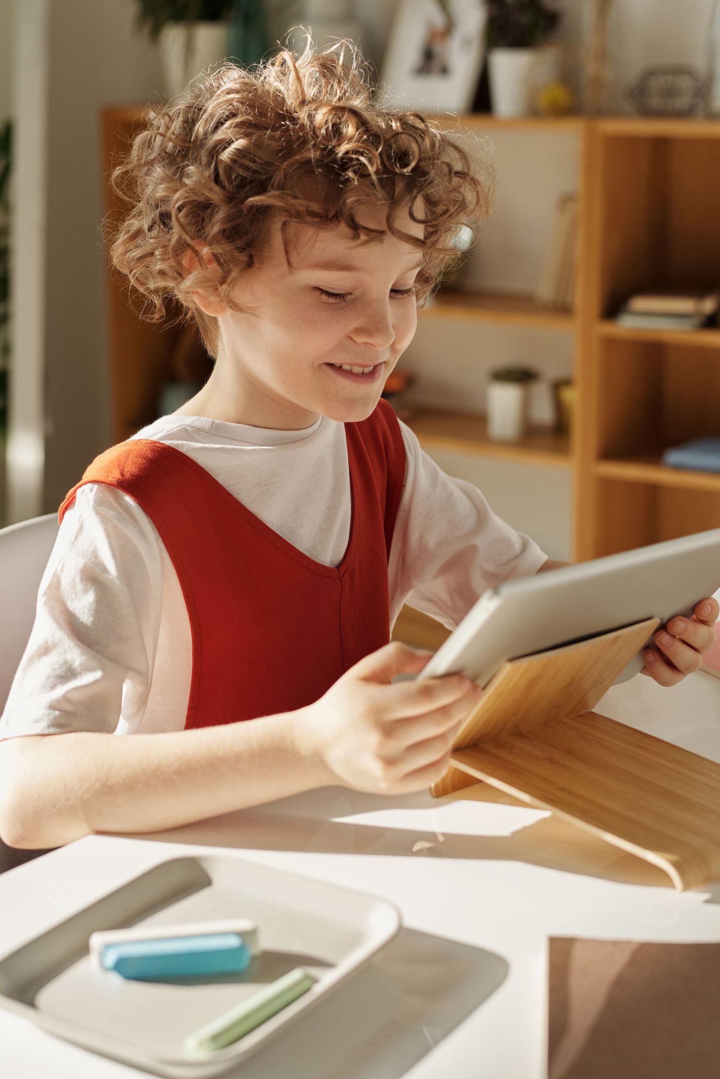 Un élève utilise Silex sur une tablette